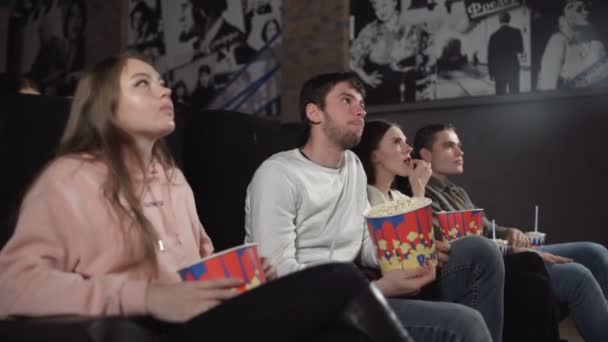 Dos parejas jóvenes felices en el cine — Vídeo de stock