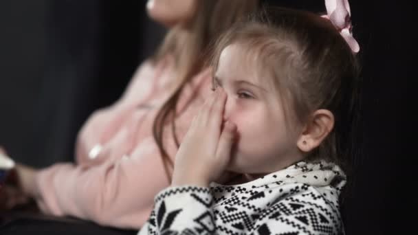 Primer plano de niña está viendo una película — Vídeo de stock