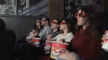 Bir grup arkadaş sinemada 3 boyutlu film izliyor.