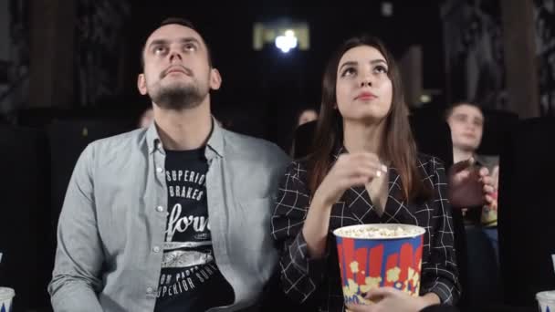 Ευτυχισμένο ζευγάρι που απολαμβάνει το ραντεβού του στο σινεμά βλέποντας μια ταινία — Αρχείο Βίντεο