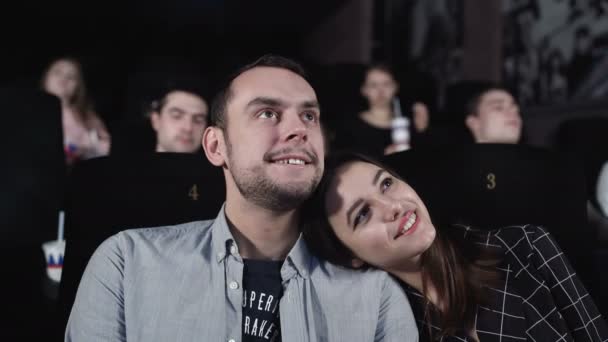 Couple d'amour regardant un film au cinéma. Les gens aiment le film — Video