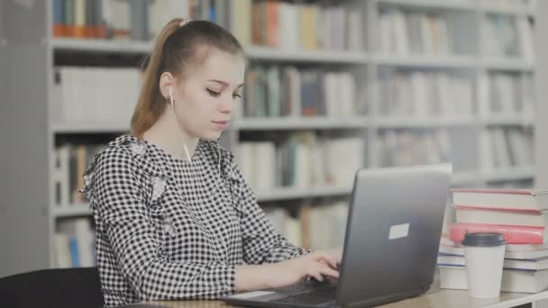 大学生在她的笔记本电脑上打字. — 图库视频影像