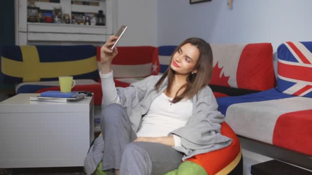 Zakelijke vrouw neemt selfie foto op de vloer — Stockvideo