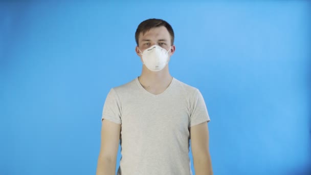 Young Man Activist Met masker op gezicht en met Think Planet Poster op blauwe achtergrond — Stockvideo