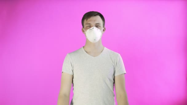 Young Man Activist Met masker op gezicht en met HELP Poster op roze achtergrond — Stockvideo