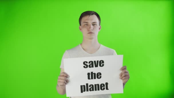 Joven activista con afiche de Save The Planet en croma key background — Vídeos de Stock