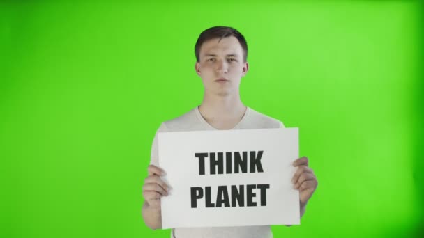 Krom anahtar arka planında Düşün Gezegeni Posteri olan Genç Adam Eylemcisi — Stok video