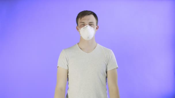 Young Man Activist Met masker op gezicht en met Think Planet Poster op violette achtergrond — Stockvideo