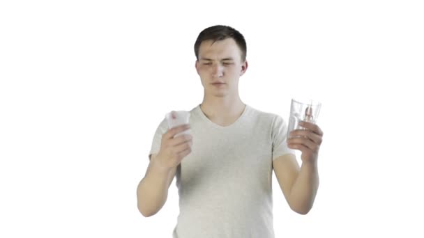 Fiatal Man Activist Activist Műanyag és üveg csésze fehér háttér — Stock videók