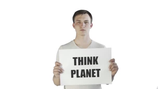Jovem ativista com pensar planeta pôster no fundo branco — Vídeo de Stock