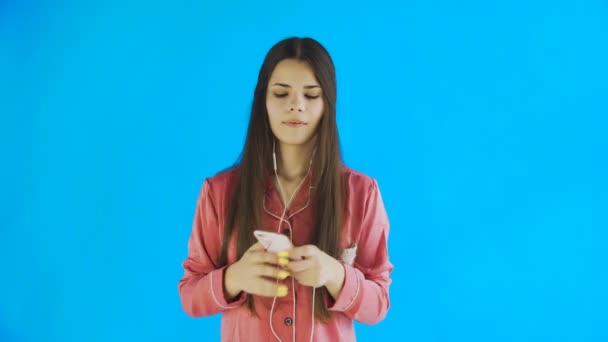 Jonge vrouw dansen tijdens het luisteren naar muziek in hoofdtelefoon. — Stockvideo