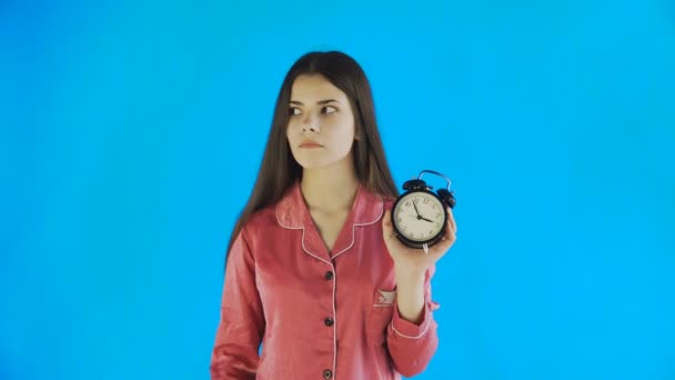 Без рукавів жінка в піжамі і з засліпленням на обличчі вказуючи на годинник безсоння — стокове відео