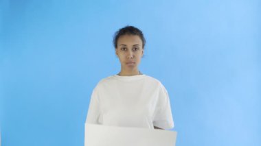 Mavi arka planda Geri Dönüşüm Posterli Afro-Amerikalı Kız Eylemci