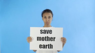 Mavi arka planda Toprak Ana 'yı Kurtaran Afro-Amerikalı Kız Eylemci