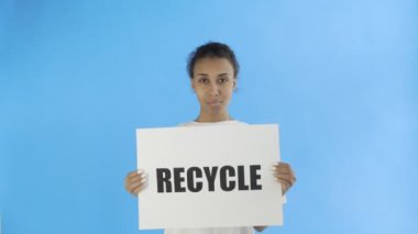 Afro-Amerikalı Geri Dönüşüm Posterli Aktivist Kız Mavi arka planda başparmağını gösteriyor