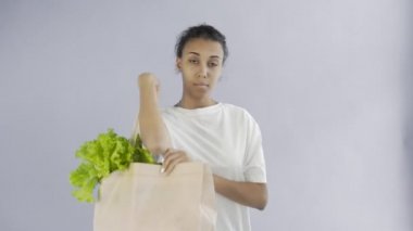 Gri arka planda plastik ve cam bardakları olan Afro-Amerikalı Kız Eylemci