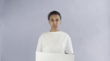 Gri arkaplanda Geri Dönüşüm Posteri olan Afro-Amerikalı Kız Eylemci