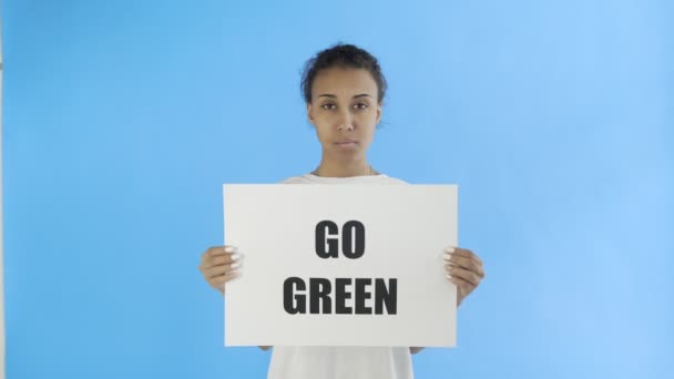 Activista afroamericana con afiche de Save The Planet sobre fondo azul — Vídeo de stock