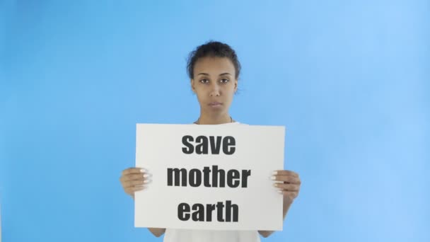 Afro-American Girl Activist με Save Mother Earth Poster σε μπλε φόντο — Αρχείο Βίντεο