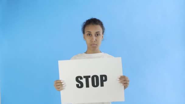 Afro-americká dívka aktivista s stop plakát na modrém pozadí — Stock video