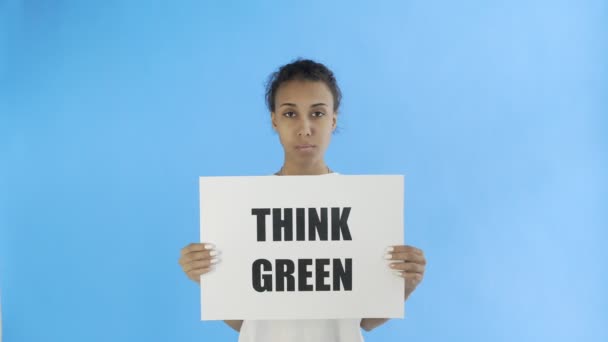 Afro-American Girl Activist With Think Green Poster σε μπλε φόντο — Αρχείο Βίντεο