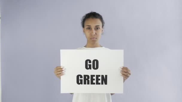 Afro-americano menina ativista com salvar o planeta pôster no fundo cinza — Vídeo de Stock