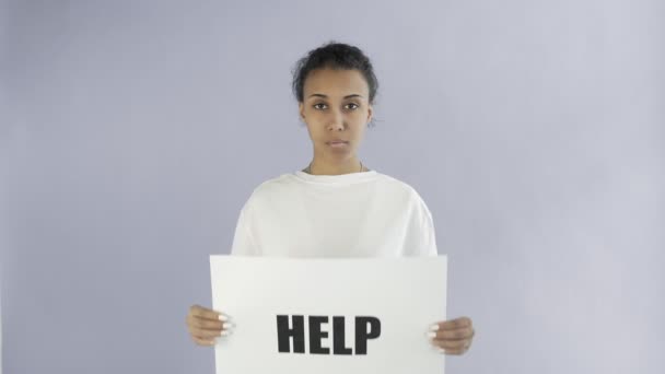 Afro-Amerikaanse Meisjesactivist met HELP Poster op grijze achtergrond — Stockvideo