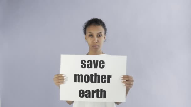 Activista afroamericana con afiche de Save Mother Earth sobre fondo gris — Vídeo de stock