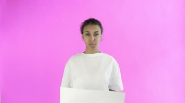 Pembe arka planda Geri Dönüşüm Posterli Afro-Amerikalı Kız Eylemci