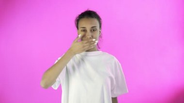 İşaretlerin dili. Kız gözlerini kapatıyor. O, görmek istemiyor. Kulaklarını kapatıyor. - Dinlemek istemiyor. Ağzını kapatıyor. Konuşmak istemiyormuş. pembe bg