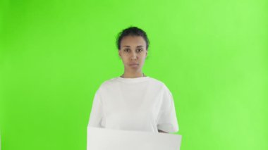 Krom anahtar arka planında Geri Dönüşüm Posteri olan Afro-Amerikalı Kız Eylemci