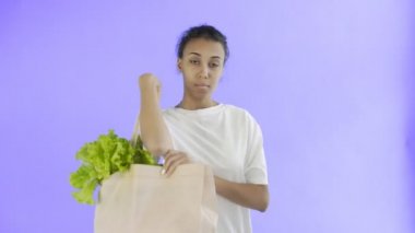 Violet 'in arka planında plastik ve cam bardakları olan Afro-Amerikalı Kız Eylemci