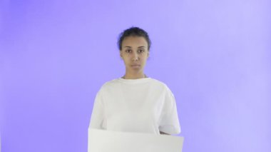Violet arka planında Geri Dönüşüm Posterli Afro-Amerikalı Kız Eylemci