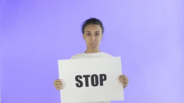 Violet 'in arka planında dur posteri olan Afro-Amerikalı Kız Eylemci
