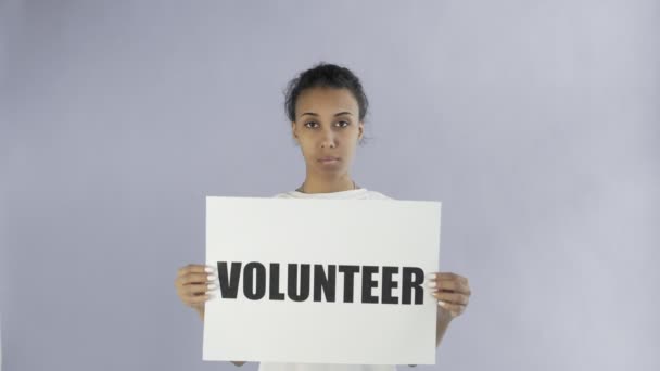 Afro-amerikansk flicka aktivist med volontär affisch på grå bakgrund — Stockvideo