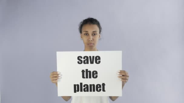 Activista afroamericana con afiche de Save The Planet sobre fondo gris — Vídeo de stock