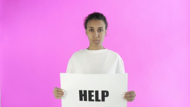 Afro-Amerikaanse Meisjesactivist met HELP Poster op roze achtergrond — Stockvideo