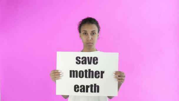 Afro-americano ragazza attivista con salvare madre terra poster su sfondo rosa — Video Stock