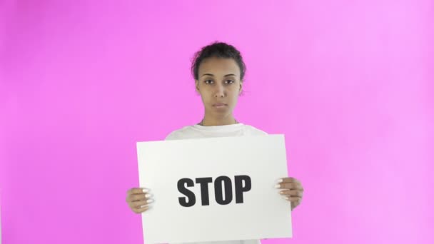 Afroamerykańska aktywistka z plakatem Stop na różowym tle — Wideo stockowe
