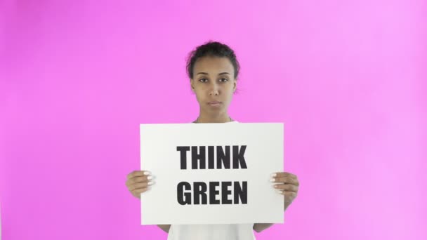 Afro-americano ragazza attivista con pensare verde poster su sfondo rosa — Video Stock