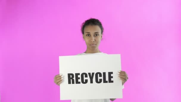 Afro-americano ragazza attivista con riciclare poster mostrando pollice su sfondo rosa — Video Stock