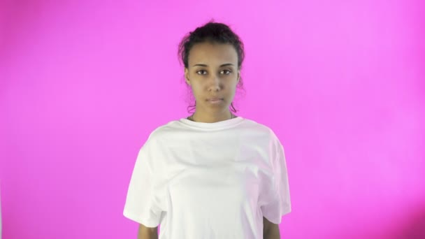 Krásná mladá žena s hroznou bolest hlavy na růžovém pozadí — Stock video