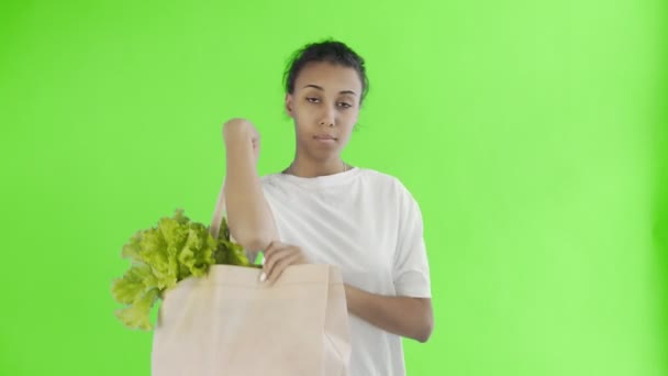 Activista afroamericana con copas de plástico y vidrio sobre fondo de croma key — Vídeo de stock