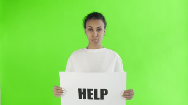 Afroamerikanische Aktivistin mit HELP-Poster auf Chroma-Schlüsselhintergrund — Stockvideo