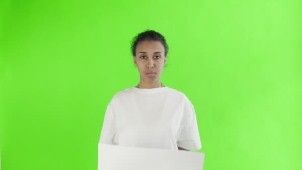 Afroamerikanische Aktivistin mit Recycle-Poster auf Chroma-Schlüsselhintergrund — Stockvideo