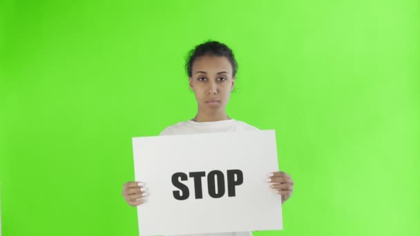 Afroamerikanische Aktivistin mit Stop-Poster auf Chroma-Schlüsselhintergrund — Stockvideo