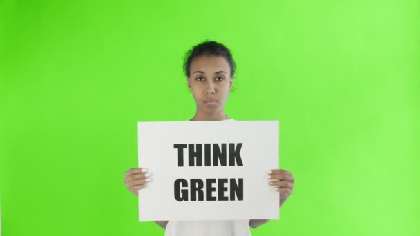 Krom anahtar arka planında Yeşil Düşün Posteri olan Afro-Amerikalı Kız aktivist — Stok video