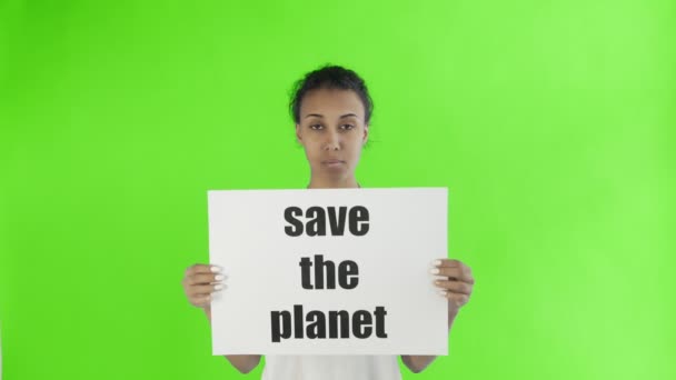 アフリカ系アメリカ人の少女活動家、クロマキーの背景にある惑星ポスターを保存 — ストック動画