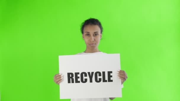 Afroamerikanische Aktivistin mit Recycle-Poster, das Daumen hoch auf Chroma-Schlüsselhintergrund zeigt — Stockvideo