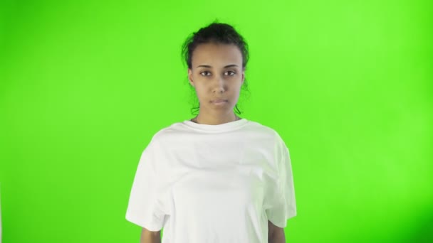 Mooie jonge vrouw met verschrikkelijke hoofdpijn op chroma key achtergrond — Stockvideo